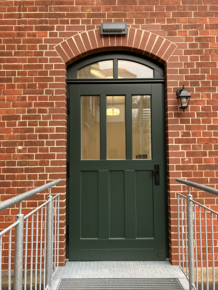 Zweiflüglige Haustür in Barsinghausen mit Glasausschnitt