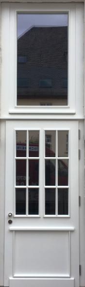 Holz-Haustüren in weiß und braun in Lebach