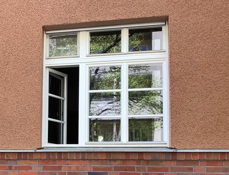 PaX-Kastenfenster aus Kiefer in Berliner Wohnanlage Nahaufnahme