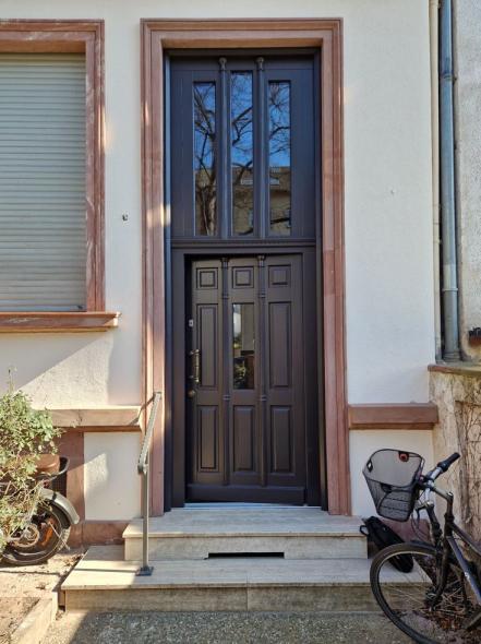 Holz-Haustür mit hohem Oberlicht in Frankfurt am Main