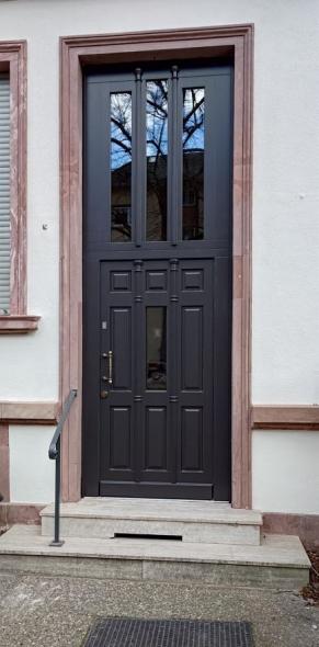 Holz-Haustür mit hohem Oberlicht in Frankfurt am Main