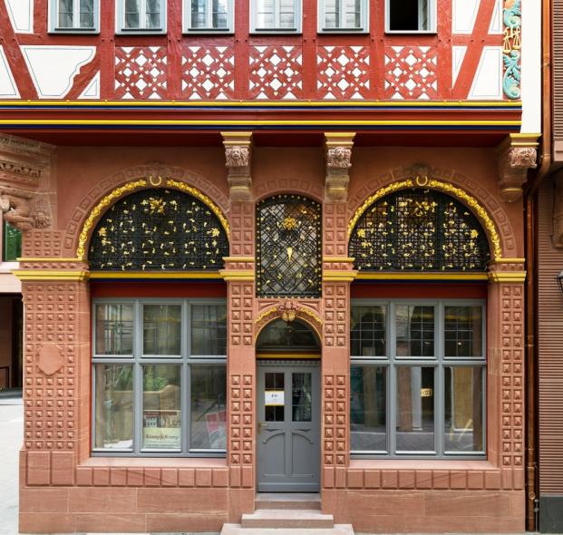 Eingangstür mit Rundbogen Oberlicht in Frankfurt am Main