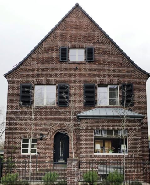 PaXretro68 aus Eukalyptus für ein Backsteingebäude in Düsseldorf