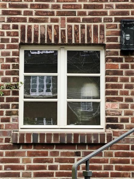 PaXretro68 aus Eukalyptus für ein Backsteingebäude in Düsseldorf Nahaufnahme