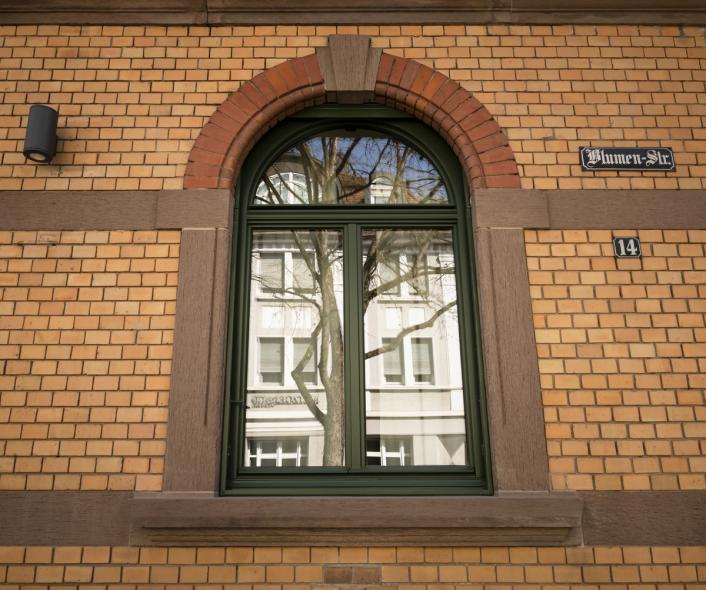 PaXretro68 aus Eukalyptus für Wohngebäude mit Gaststätte in Esslingen