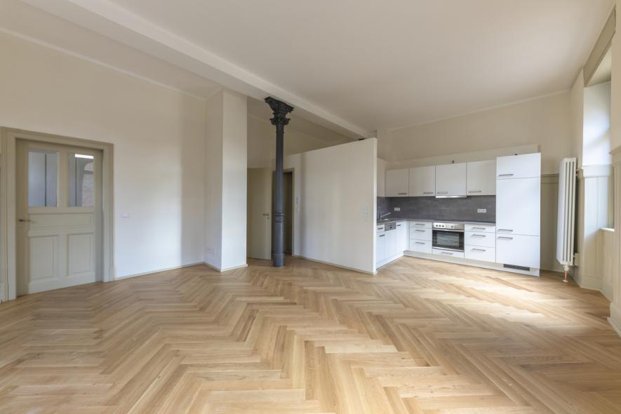 PaXretro68 aus Eukalyptus für Wohngebäude mit Gaststätte in Esslingen offene Küche