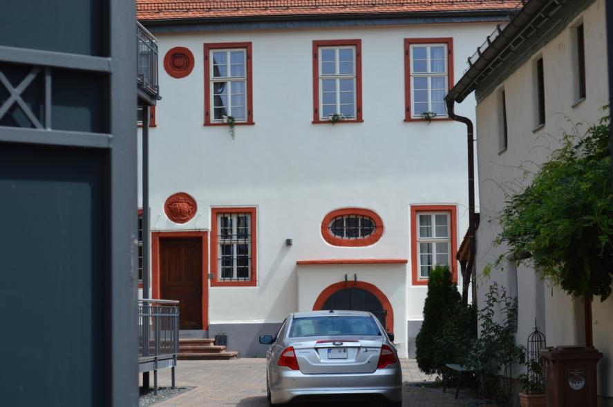 PaXretro68 aus Eukalyptus für Hofanlage in Flörsheim