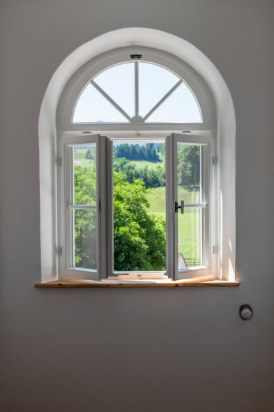 PaXretro68 bei Sanierung eines historischen Einfirsthofes in Antdorf  Rundbogenfenster innen