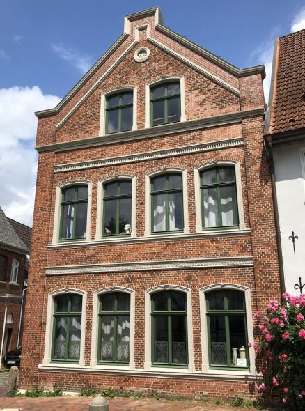 Paxretro68 aus Lärche für ein Eckhaus aus Backstein in Glückstadt