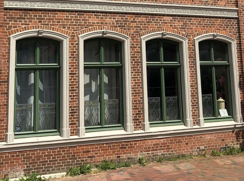 Paxretro68 aus Lärche für ein Eckhaus aus Backstein in Glückstadt Nahaufnahme