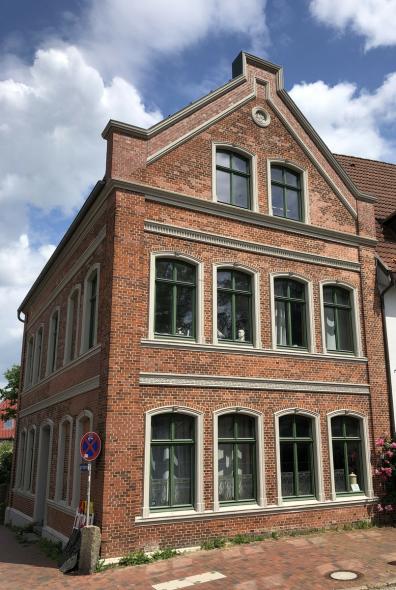 Paxretro68 aus Lärche für ein Eckhaus aus Backstein in Glückstadt