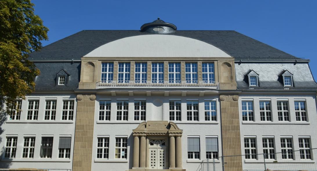 Jahrhundertwendeschule in Leverkusen mit PaXretro78 Fenstern aus Eukalyptus