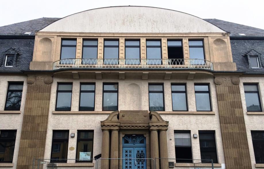 Jahrhundertwendeschule in Leverkusen mit PaXretro78 Fenstern aus Eukalyptus