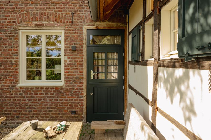 Holz-Haustür mit Lichtausschnitt und Sprossenfenster in Viersen