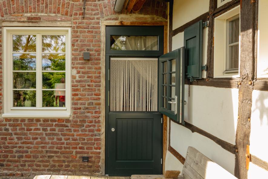 Holz-Haustür mit Lichtausschnitt und Sprossenfenster in Viersen