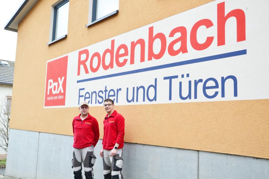 Schreinerei Rodenbach - Vor der Firma in Geisenheim