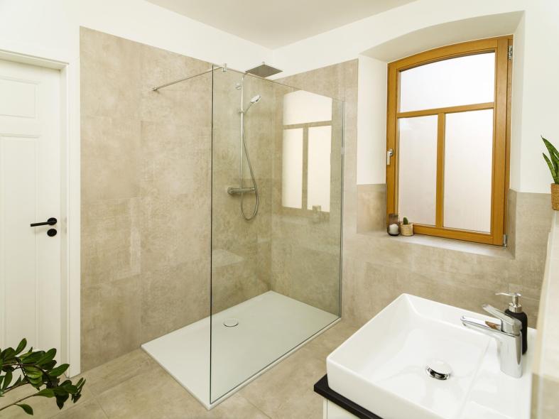 Innenansicht Badezimmer mit Holzfenster und blickdichter Verglasung