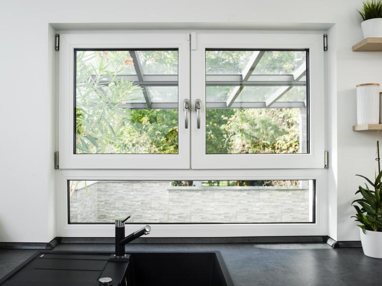 Zweiflügeliges Kunststofffenster mit Unterlicht in Küche