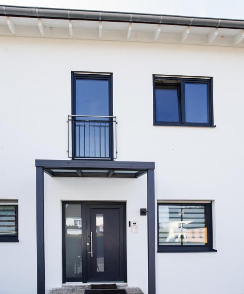 Anthrazite Kunststoff-Haustür an Wohnhaus in Geisenheim