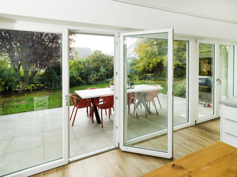 Geöffnete Kunststoff-Terrassentür mit Zugang zum Garten