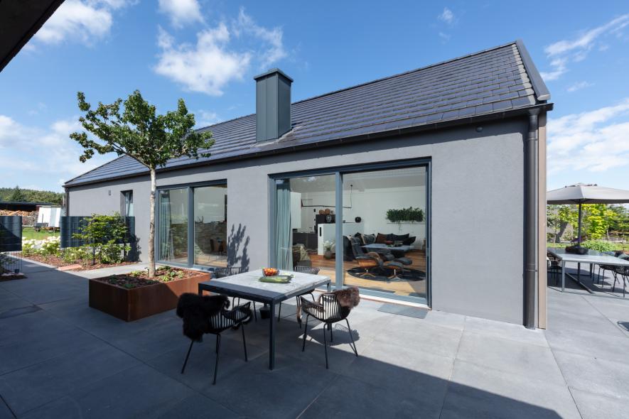 Ferienhaus in Bad Münstereifel mit Outdoor-Essbereich vor Holz-Aluminium-Fenstern