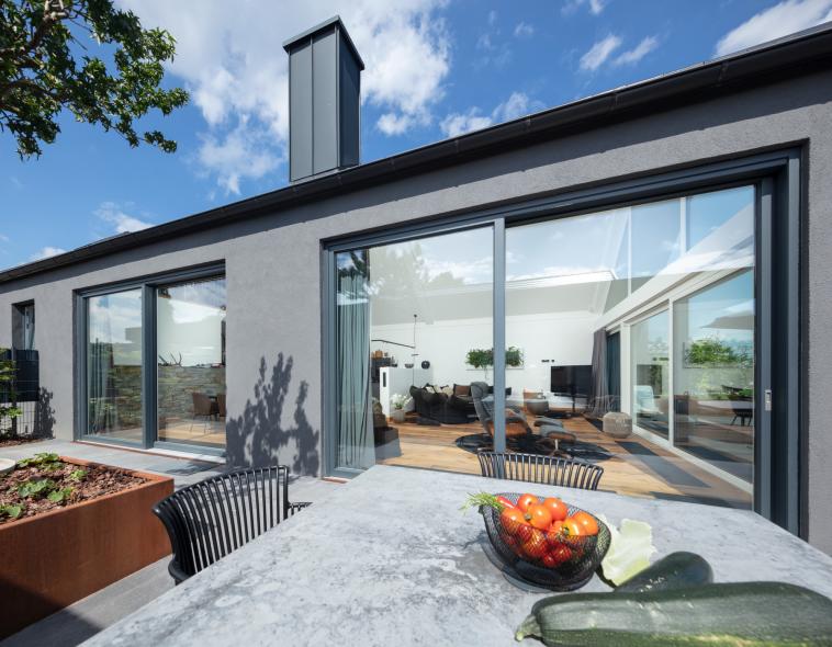 Zwei nebeneinanderliegende Holz-Aluminium Hebeschiebetürelemente zur Terrasse