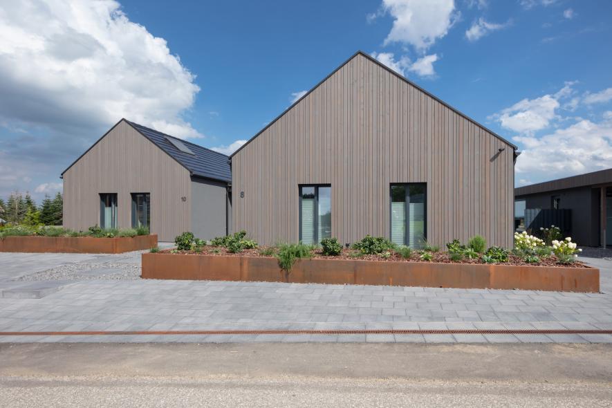 Die Rückseite des Wohn- und Ferienhauses mit schmalen Holz-Aluminium Fensterelementen