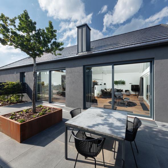 Der Outdoor-Essbereich mit Zugang über Hebeschiebetüren zum Ferienhaus