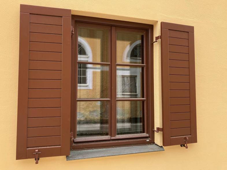 Kastenfenster aus Kiefer für das historische Rathaus in Hohenwart Nahaufnahme