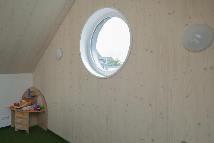 Rundes Holz-Aluminium-Fenster im Gruppenraum der Kita Sträßchen