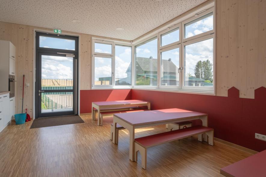 Lichtdurchfluteter Gruppenraum der Kita Sträßchen in Burscheid