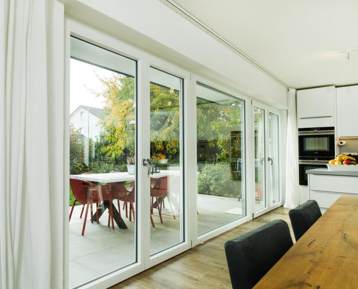 Weiße Kunststoff Terrassentür in Wohnküche mit Zugang zum Garten