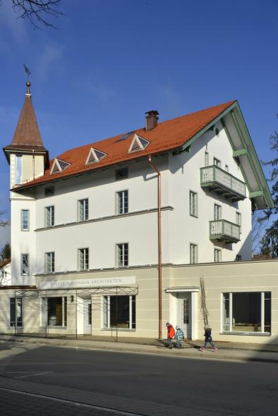 Denkmalgerechte PaXpur68 Fenster in Wohn- und Geschäftshaus in Utting am Ammersee Front