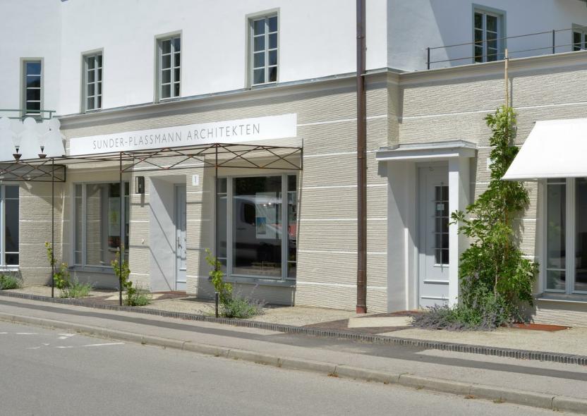 Denkmalgerechte PaXpur68 Fenster in Wohn- und Geschäftshaus in Utting am Ammersee Eingangsbereich