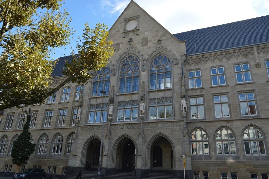 PaXretro78 Fenster aus Kiefer für Gründerzeitschule Hansa Gymnasium in Köln