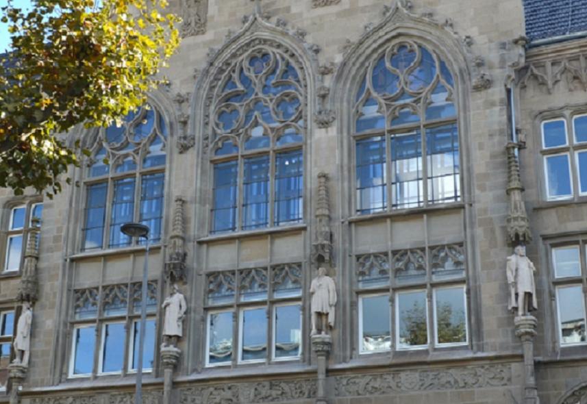PaXretro78 Fenster aus Kiefer für Gründerzeitschule Hansa Gymnasium in Köln Nahaufnahme