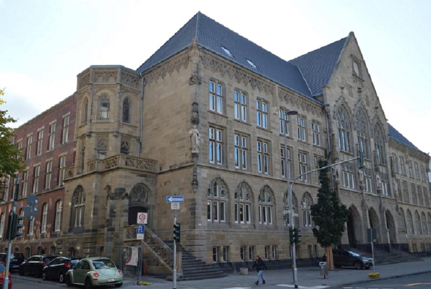 PaXretro78 Fenster aus Kiefer für Gründerzeitschule Hansa Gymnasium in Köln seitlich