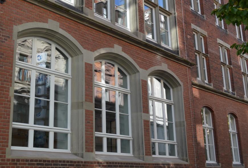 PaXretro78 Fenster aus Kiefer für Gründerzeitschule Hansa Gymnasium in Köln Stichbogenfenster