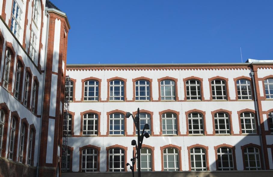 PaXretro78 Fenster aus Kiefer für Gründerzeitschule Hansa Gymnasium in Köln Innenhof