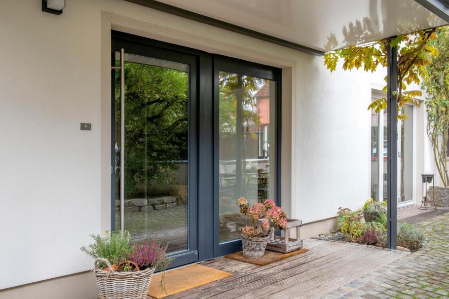 Haustür aus Holz mit großem Glasanteil in anthrazit mit Seitenteil