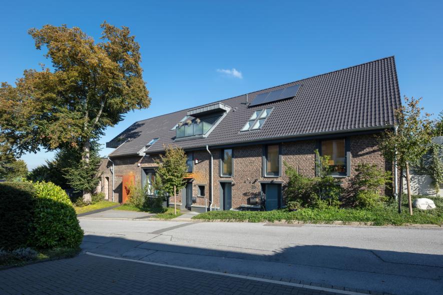 Das alte Hofgut erstrahlt dank moderner Holz-Aluminium-Fenster von PaX in neuem Glanz