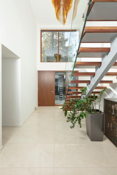 Eingangsbereich mit festverglastem Fensterelement aus Holz-Aluminium