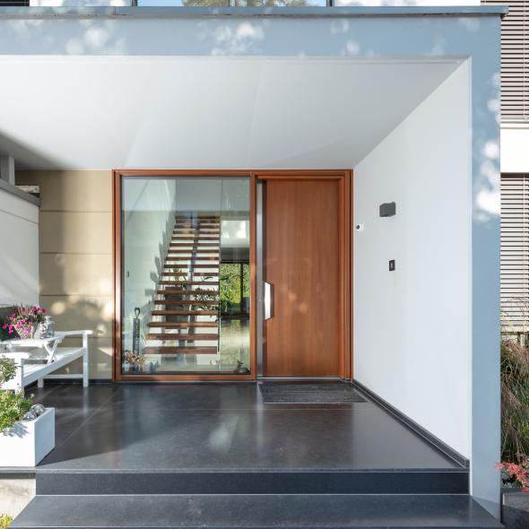 Holzhaustür mit festverglastem Holz-Aluminium Seitenteil