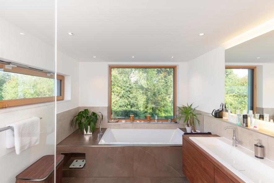 Das Badezimmer mit Holz-Aluminium-Fenstern von PaX