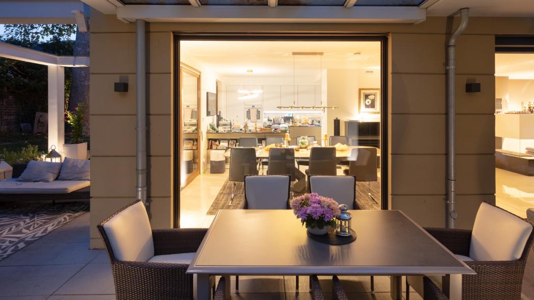 Der Außenbereich mit einer Festverglasung und Blick in die Wohn- und Essküche