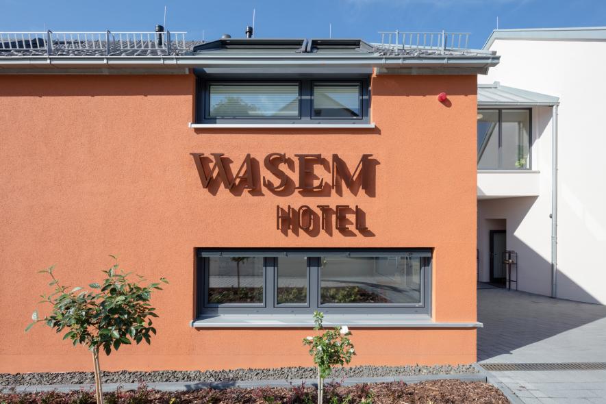 Fassade des Weinhotel Wasem in Ingelheim mit modernen Kunststoff-Alu-Fenstern von PaX