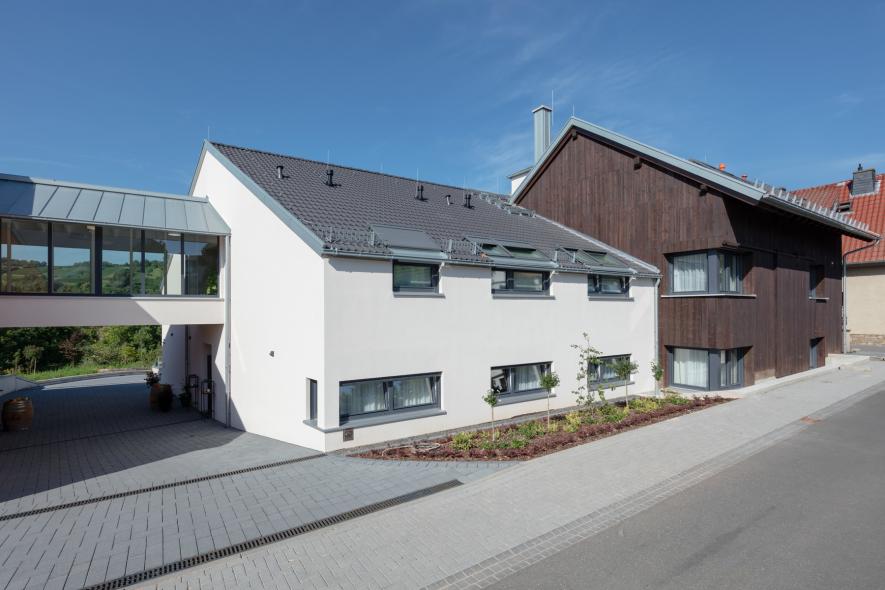 Flächenbündige Kunststoff-Aluminium-Fenster im Weinhotel Wasem in Ingelheim