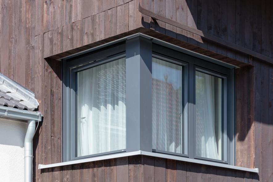Eckfenster aus Kunststoff-Aluminium in Holzfassade eines Hotels in Ingelheim