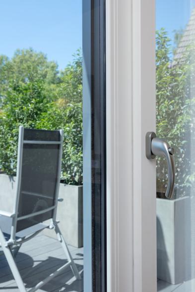 Nahaufnahme des Fenstergriffs der per Druckknopf verriegelt werden kann