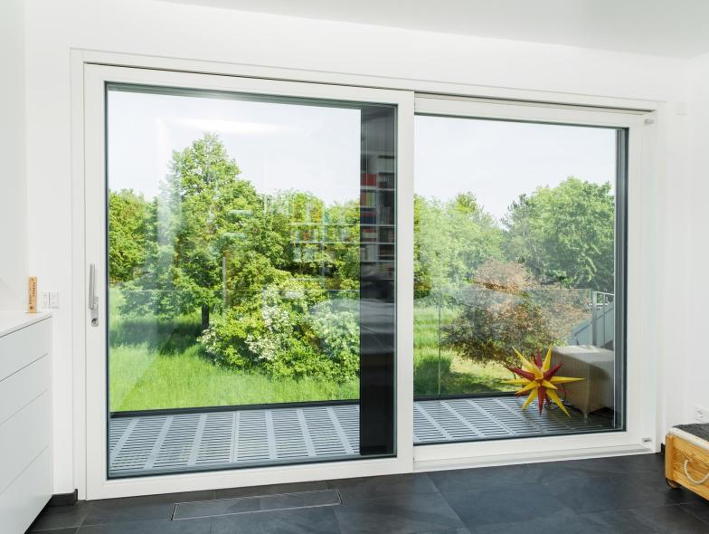 Holz-Aluminium Hebeschiebetür innen weiß und außen mit Feinstrukturfarbe DB703